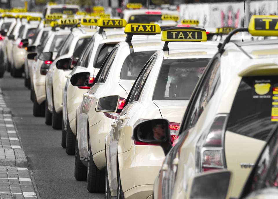 Власти усилят контроль за агрегаторами такси и таксопарками в Ростовской области