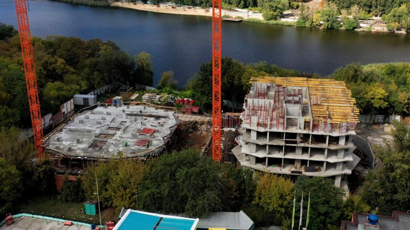 ЖК «Акватория» на берегу реки Темерник: через реку – пляж, под окнами — двор с выходом к берегу Северного водохранилища.