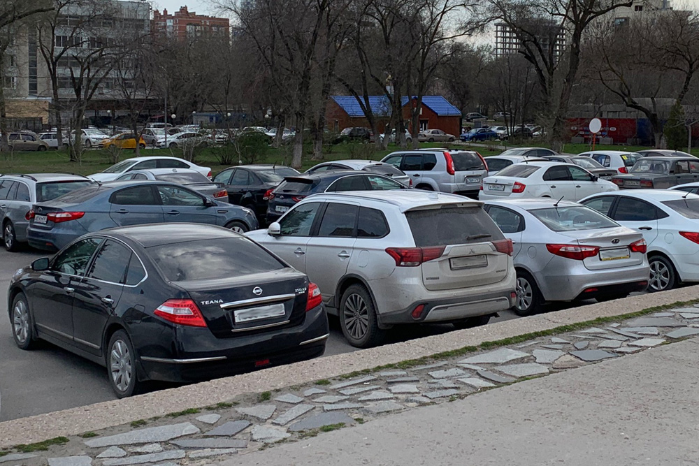 В центре Ростова на 10 участках дорог с 16 октября запретят остановку и стоянку для машин