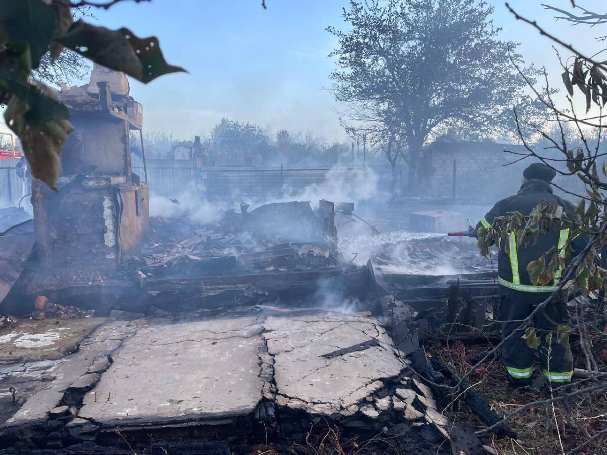 В Каменске-Шахтинском на пострадавшей от пожара территории ввели режим ЧС - фото 1