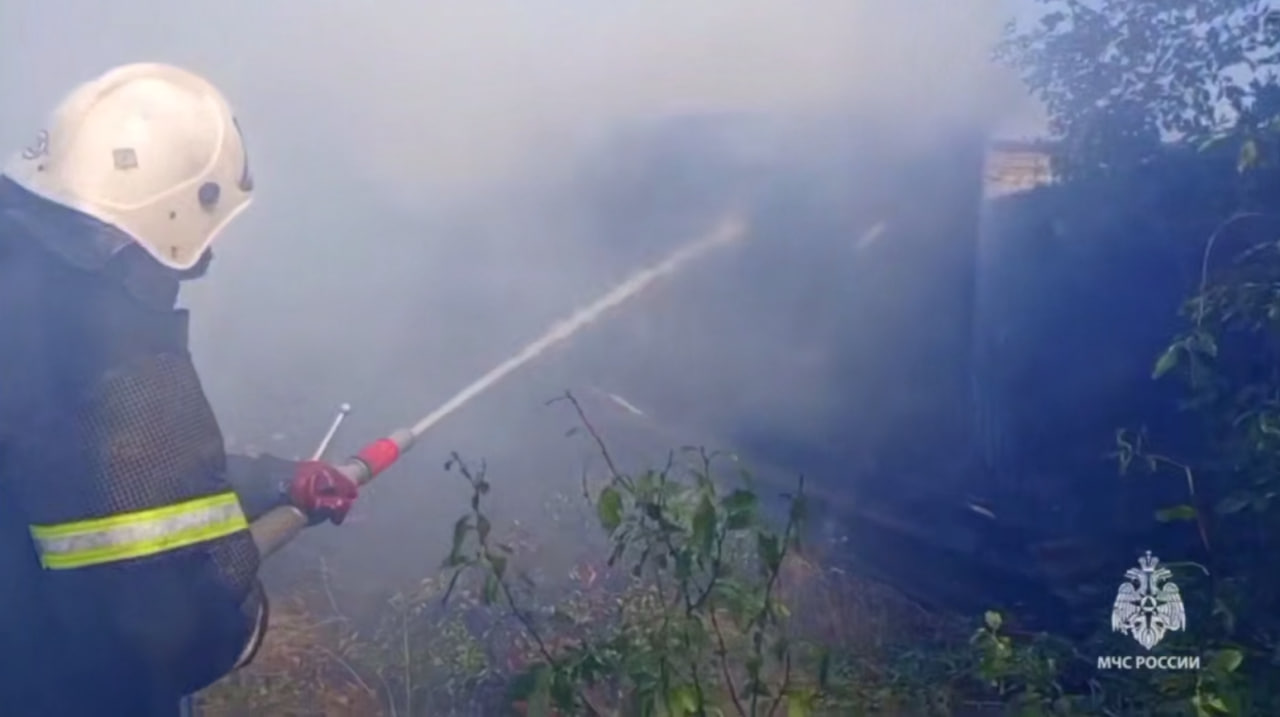 В Каменске-Шахтинском спасатели ликвидируют пожар, перебросившийся на дома - фото 1
