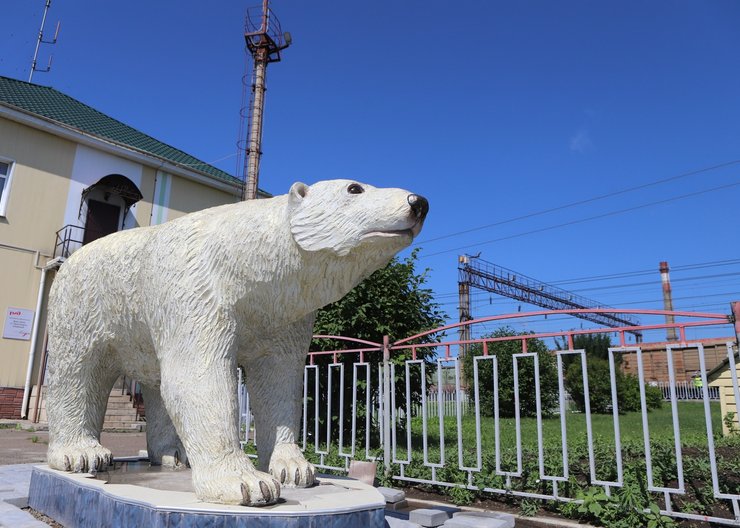 В Красноярске на привокзальной площади появился Белый медведь