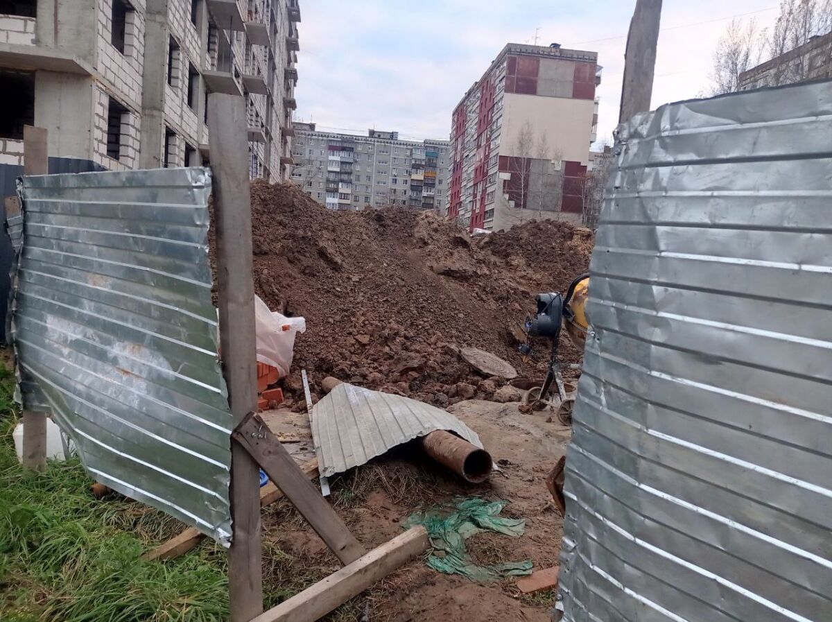 Застройщика дома под расселение в Щербинках обязали восстановить забор - фото 1