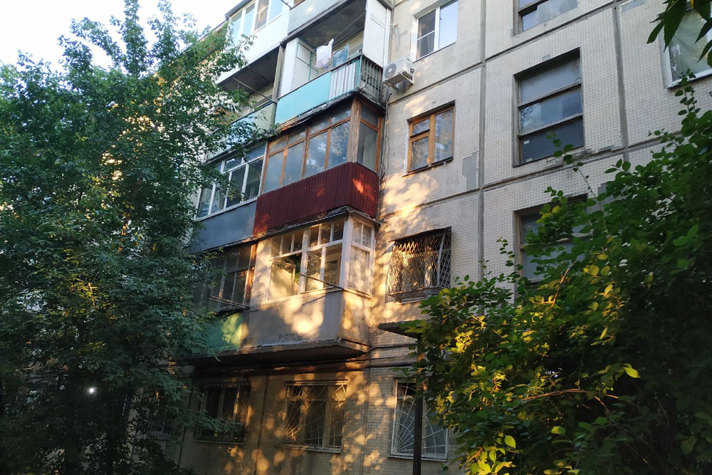 Больше половины жильцов переезжают из аварийного дома №4 на Кривошлыковском в Ростове  - фото 1
