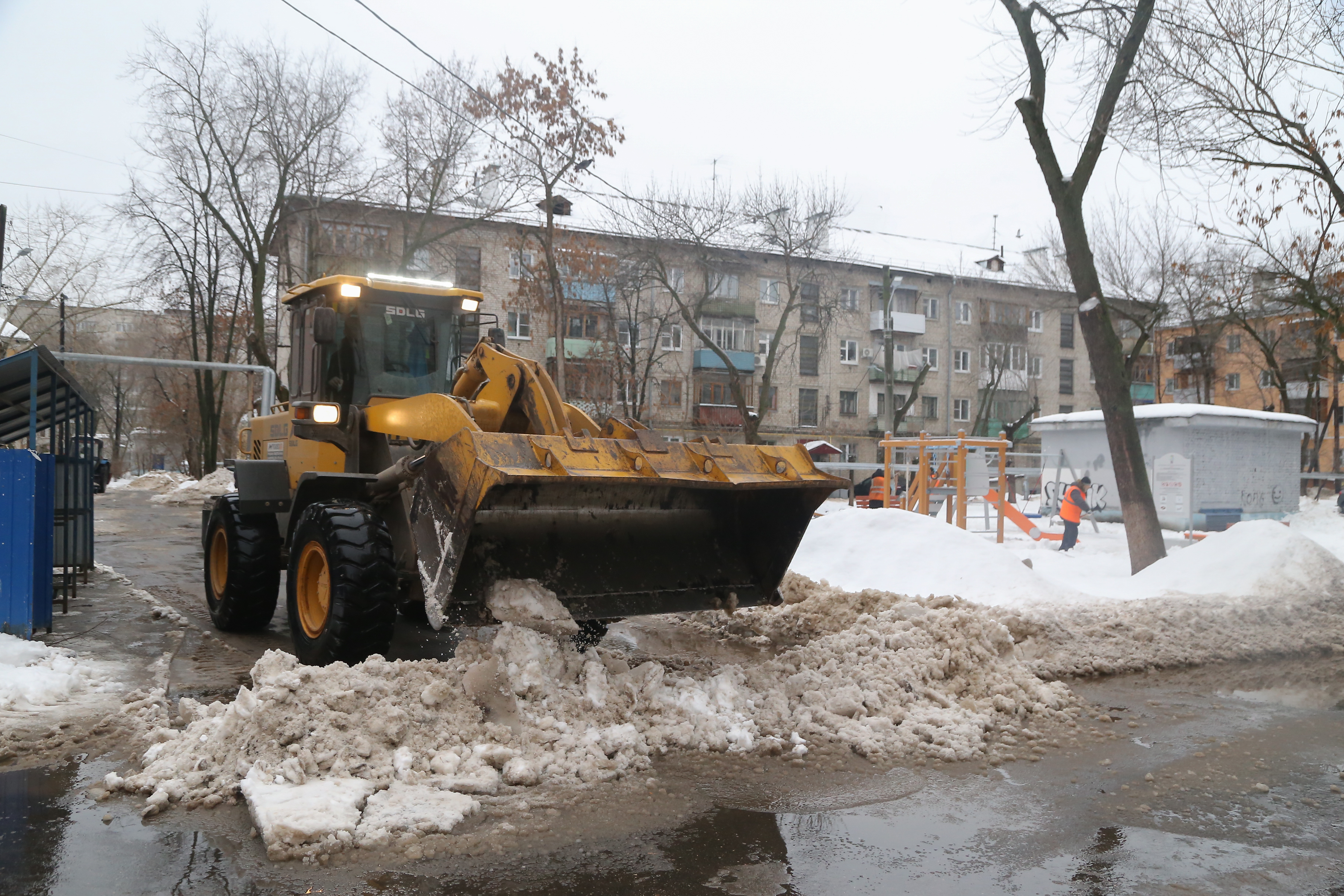 Около 5 тысяч дворников и дорожников убирают от снега Нижний Новгород в  декабре 2022