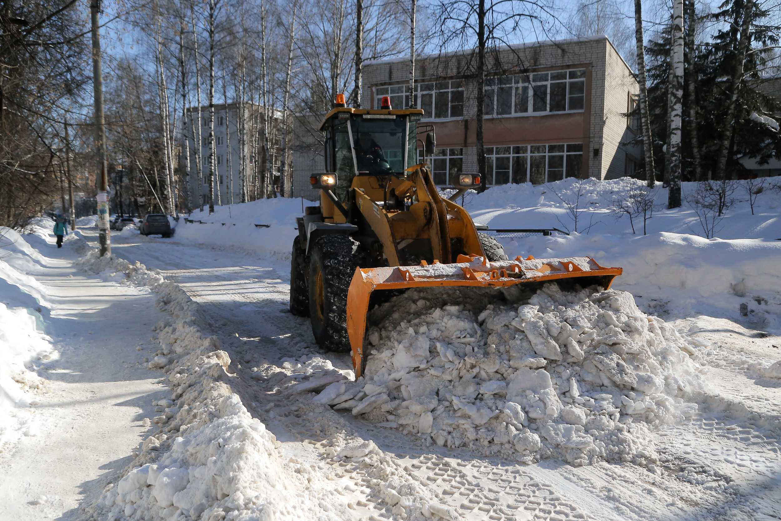 Комплексная уборка снега началась в Нижегородском районе Нижнего Новгорода  в марте 2021