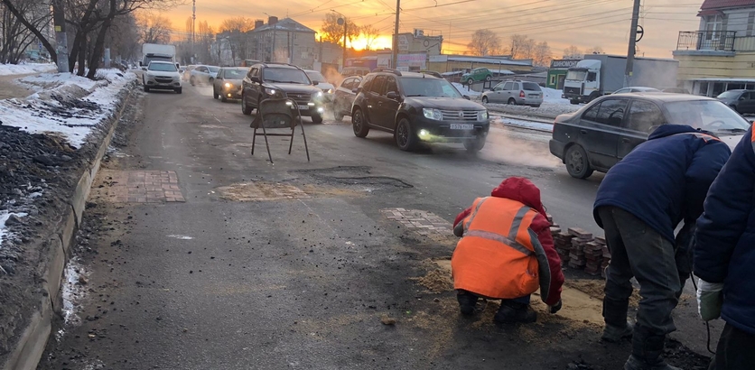 Образовавшиеся зимой дефекты на дорогах устраняют в Московском районе - фото 1