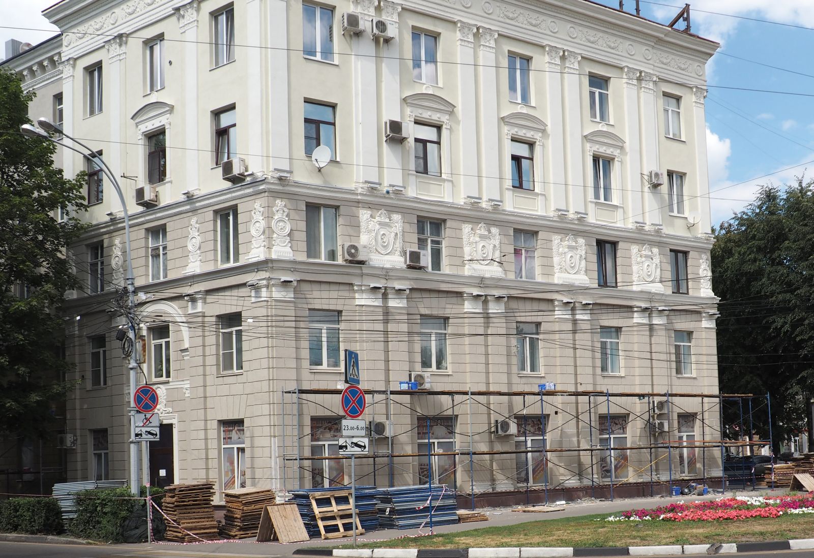 Началась реставрация лепного декора дома на улице Феоктистова в Воронеже - фото 1