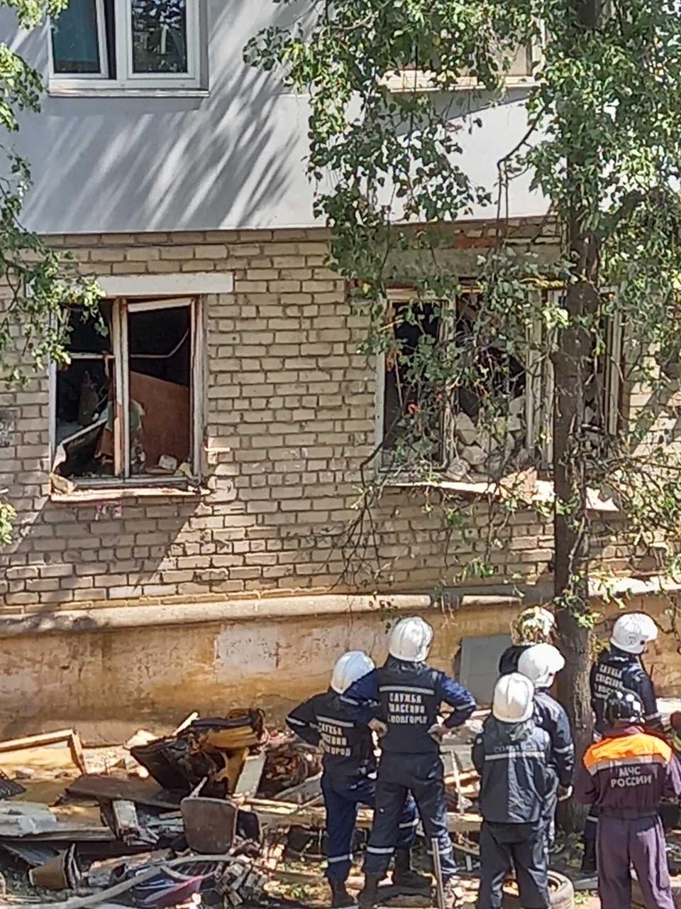 Жильцы взорвавшегося дома на Светлоярской начали выносить свои вещи - фото 1