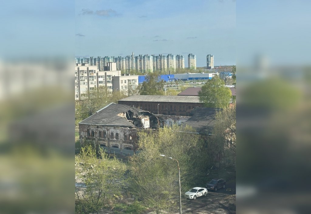 Крыша рухнула у здания торгово-складского комплекса Нижегородской ярмарки  - фото 1