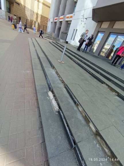 Рушащуюся лестницу у ЦУМа отремонтируют до 1 сентября после жалоб нижегородцев